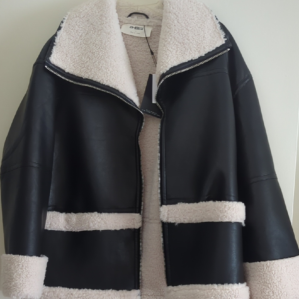 Cozy Black Teddy Jacket with Shearling Accents
